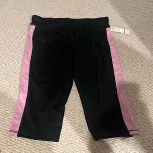 - Ideology, high-rise capris,